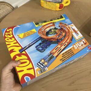 Hot Wheels Stunt Tracks Whip Around Raceway Set With 2 Cars NEW IN BOX!